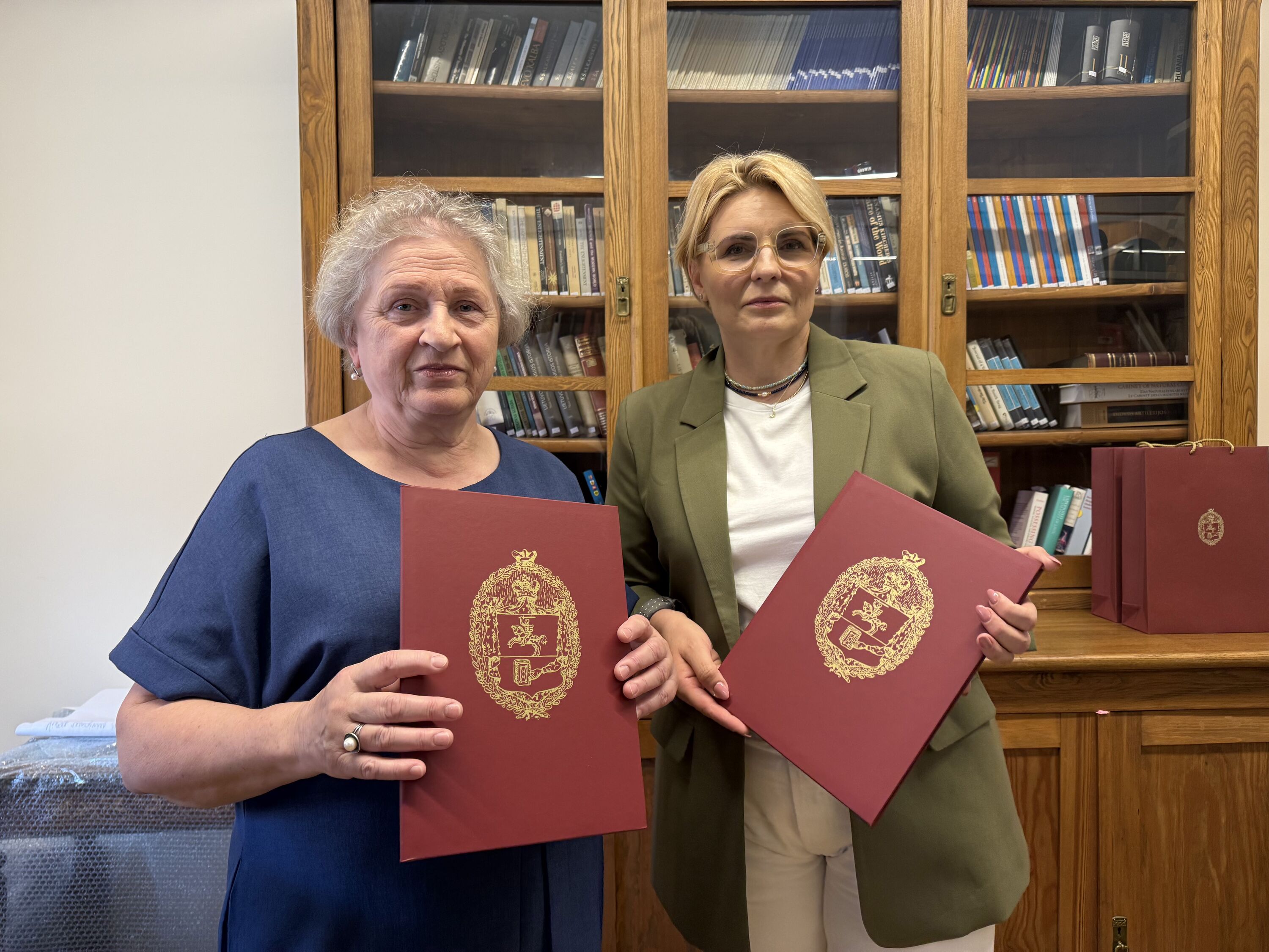 Prof. Jurgita Verbickienė įteikia diplomus Renatai Niaurienei 1